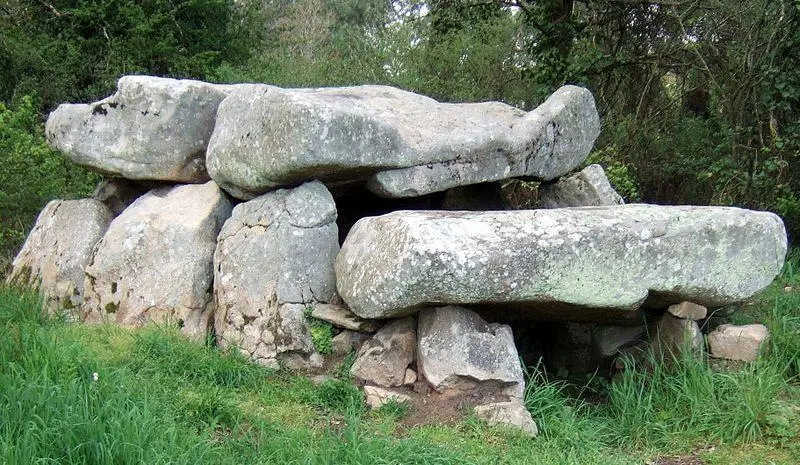 Foto de Dolmen de Roch-Feutet - L’auteur n’a pas pu être identifié automatiquement - © Creative Commons (https://creativecommons.org/licenses/by-sa/4.0/deed.fr)