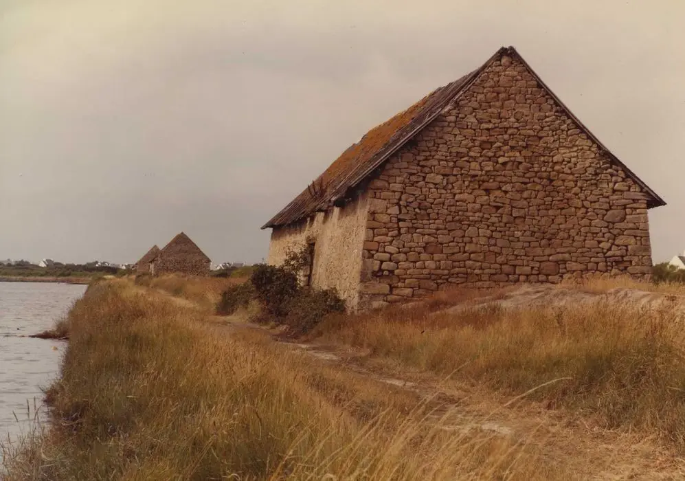 Foto von Drei alte Salzgänger aus Bréno - POP Plateforme Ouverte du Patrimoine / Base Mérimée - © Ministère de la Culture (France), Médiathèque du patrimoine et de la photographie, tous droits réservés