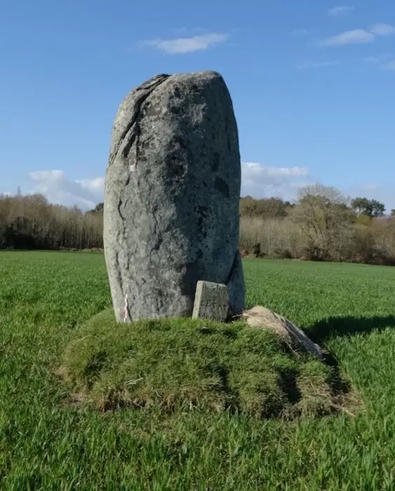 Foto de Kerlagade menhir - POP Plateforme Ouverte du Patrimoine / Base Mérimée - © Ministère de la Culture (France), Association Paysages de Mégalithes – Tous droits réservés