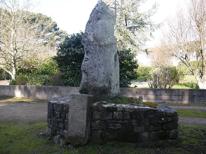 Foto di Menhir du Bourg de Carnac - Simon de l'Ouest - © Creative Commons (https://creativecommons.org/licenses/by-sa/4.0/deed.fr)