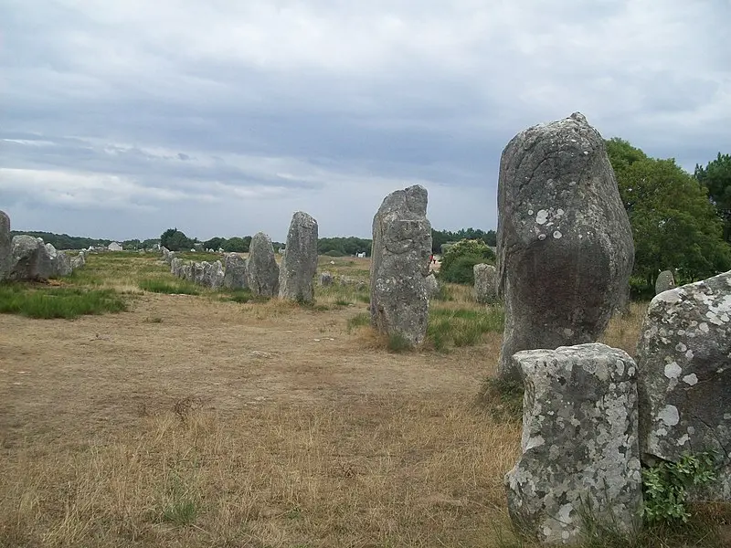 Foto von Sechs Menhirs aus dem Ménec -Gehege - Elliesram13 - © Creative Commons (https://creativecommons.org/licenses/by-sa/4.0/deed.fr)