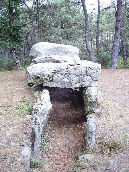 Foto von Tumulus mit drei Dolmen von Mané-Kitzer - Kamel15 - © Creative Commons (https://creativecommons.org/licenses/by-sa/4.0/deed.fr)