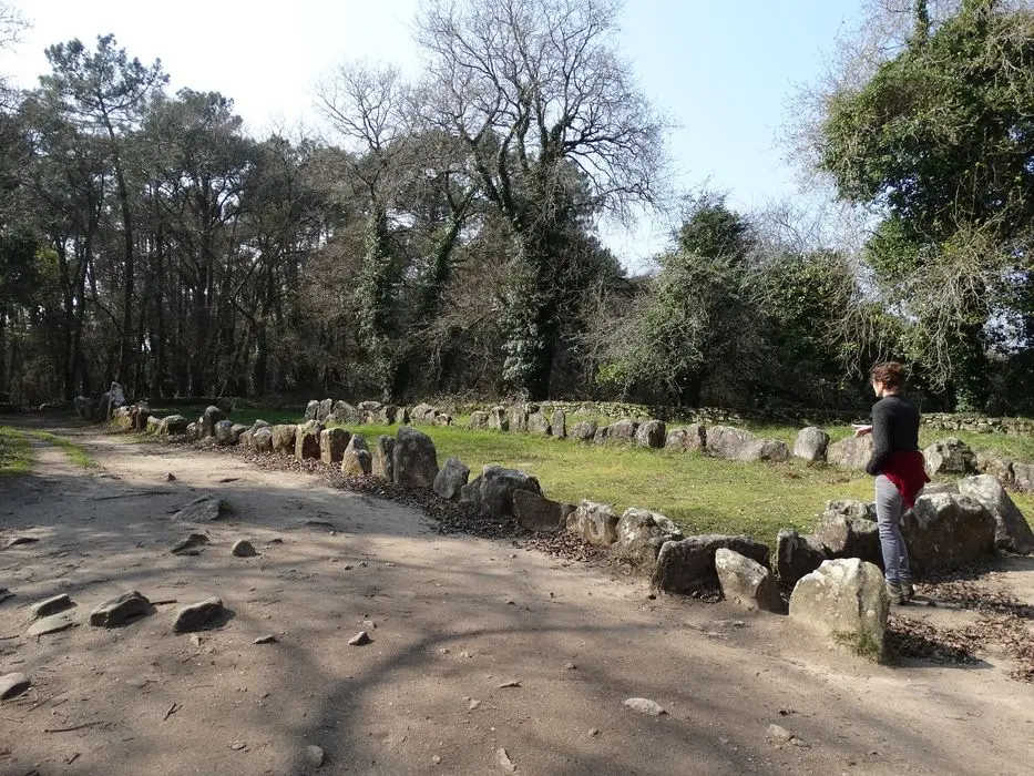 Foto di Tumulus afferma che manio, quadrilatero e menhir di manio - POP Plateforme Ouverte du Patrimoine / Base Mérimée - © Ministère de la Culture (France), Association Paysages de Mégalithes – Tous droits réservés