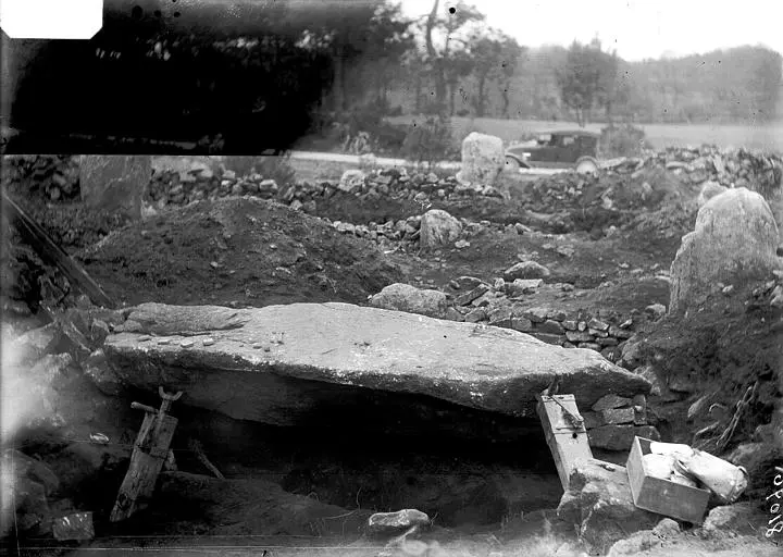 Foto di Tumulus afferma che manio, quadrilatero e menhir di manio - POP Plateforme Ouverte du Patrimoine / Base Mérimée - © Ministère de la Culture (France), Médiathèque du patrimoine et de la photographie, diffusion RMN-GP