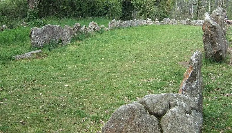 Foto de Tumulus dice Manio, cuadrilátero y menhir de Manio - Auteur inconnu - © Creative Commons (https://creativecommons.org/licenses/by-sa/4.0/deed.fr)