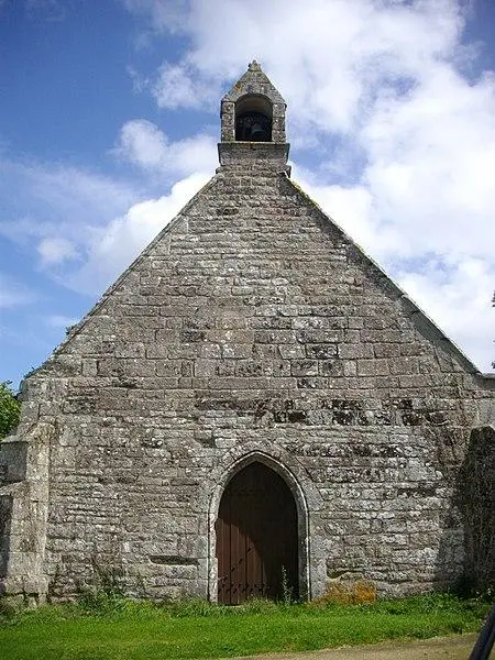Foto von Kapelle der Heiligen Klée und monolithisches Kreuz am Gips - Fab5669 - © Creative Commons (https://creativecommons.org/licenses/by-sa/4.0/deed.fr)