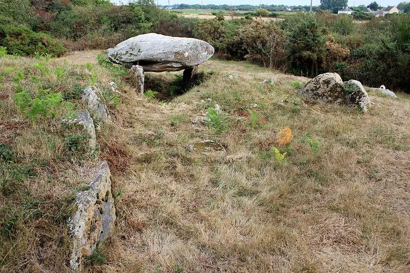 Foto von Tumulus mit zwei Dolmen bei Galerie de Run-Erzen - XIIIfromTOKYO - © Creative Commons (https://creativecommons.org/licenses/by-sa/4.0/deed.fr)
