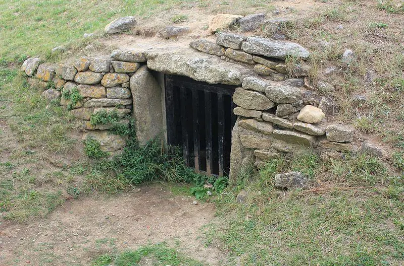Foto von Dolmen mit einem Korridor unter Tumulus - XIIIfromTOKYO - © Creative Commons (https://creativecommons.org/licenses/by-sa/4.0/deed.fr)