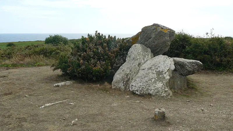 Picture of Dolmens called men cam and men yann - Lyokoï88 - © Creative Commons (https://creativecommons.org/licenses/by-sa/4.0/deed.fr)