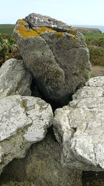 Picture of Dolmens called men cam and men yann - Lyokoï88 - © Creative Commons (https://creativecommons.org/licenses/by-sa/4.0/deed.fr)