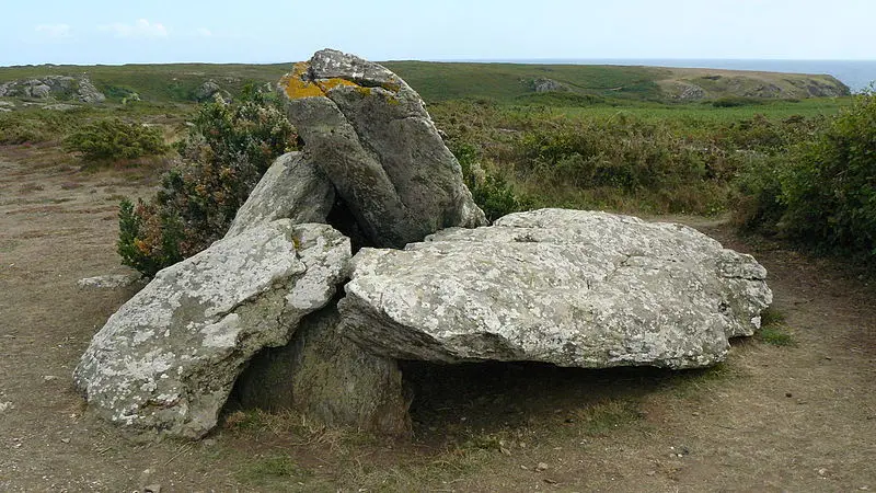 Picture of Dolmens called men cam and men yann - Lyokoï88 - © Creative Commons (https://creativecommons.org/licenses/by-sa/4.0/deed.fr)