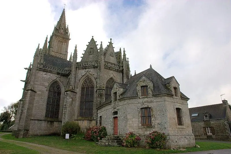 Foto von Notre-Dame-de-Quelven und umliegende Kirche - Sonja Pieper - © Creative Commons (https://creativecommons.org/licenses/by-sa/4.0/deed.fr)