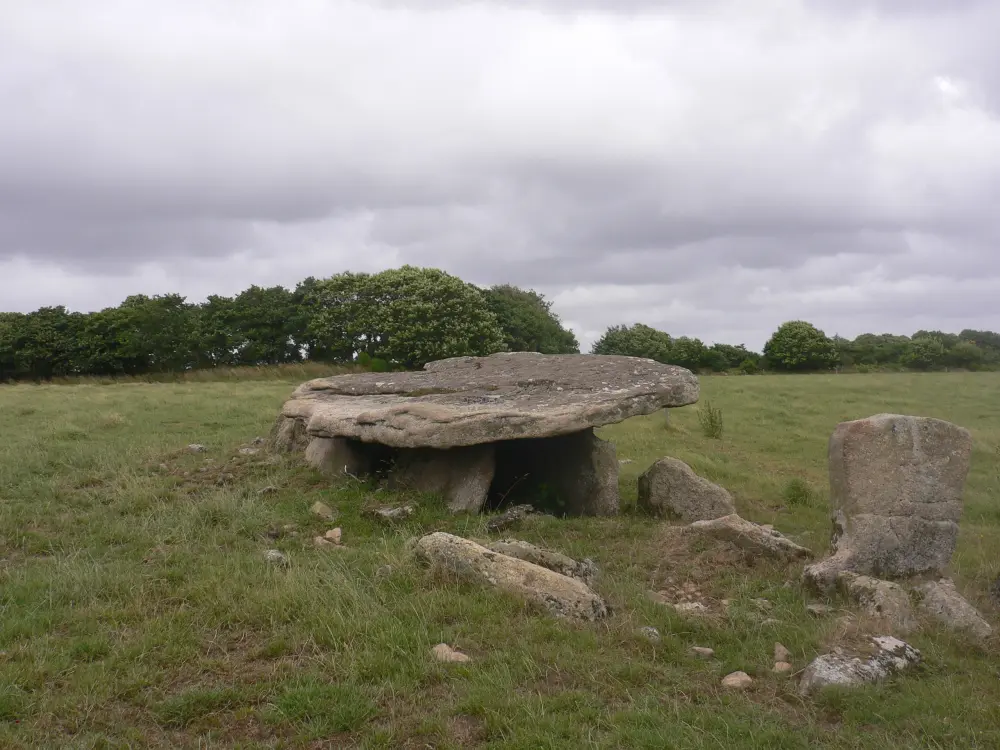 Picture of Dolmen - Sous licence Creative Commons (https://creativecommons.org/licenses/by-sa/4.0/deed.fr) - Par Lanzonnet - © Creative Commons (https://creativecommons.org/licenses/by-sa/4.0/deed.fr)