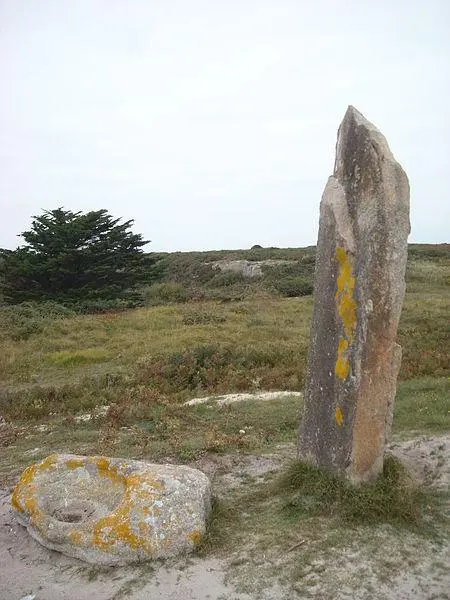 Foto von Dolmen vom Kreuz und Menhir der Jungfrau - Yodaspirine - © Creative Commons (https://creativecommons.org/licenses/by-sa/4.0/deed.fr)
