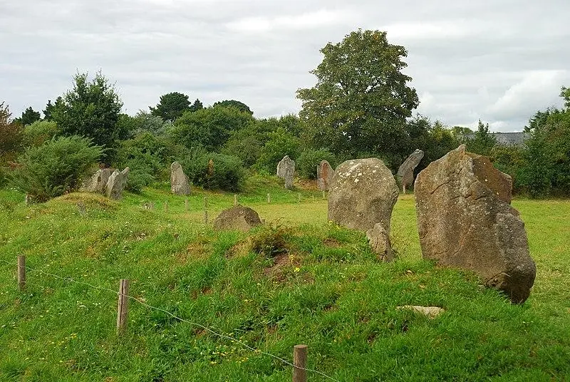Picture of Kergenan Cromlech - Romary - © Creative Commons (https://creativecommons.org/licenses/by-sa/4.0/deed.fr)