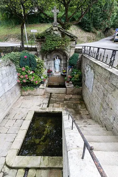 Foto de Fuente de la Virgen, llamada Fuente milagrosa - Édouard Hue (User:EdouardHue) - © Creative Commons (https://creativecommons.org/licenses/by-sa/4.0/deed.fr)