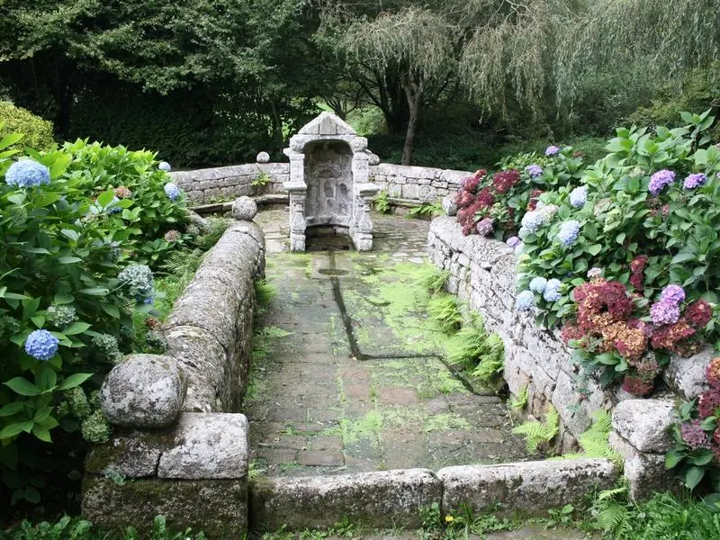 Photo de Fontaine de la Trinité-Bezver et son enceinte - Lionel Rauch - © Creative Commons (https://creativecommons.org/licenses/by-sa/4.0/deed.fr)