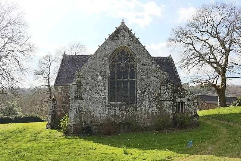 Picture of Saint-Ullo chapel with its fountain - Yann Gwilhoù - © Creative Commons (https://creativecommons.org/licenses/by-sa/4.0/deed.fr)