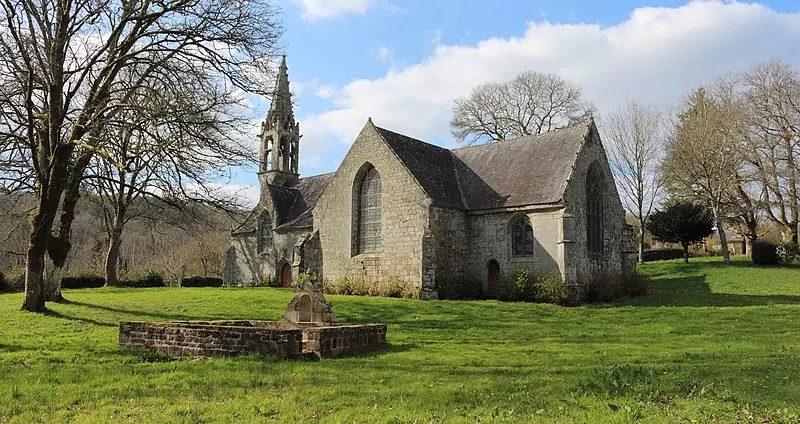 Picture of Saint-Ullo chapel with its fountain - Yann Gwilhoù - © Creative Commons (https://creativecommons.org/licenses/by-sa/4.0/deed.fr)