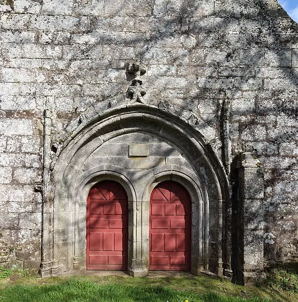 Picture of Saint-Ullo chapel with its fountain - Yann Gwilhoù  This  image was created with Hugin. - © Creative Commons (https://creativecommons.org/licenses/by-sa/4.0/deed.fr)