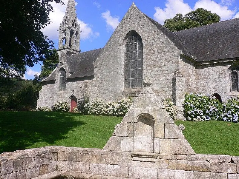 Foto von Saint-Ullo-Kapelle mit ihrem Brunnen - Fabrice Cadou - © Creative Commons (https://creativecommons.org/licenses/by-sa/4.0/deed.fr)
