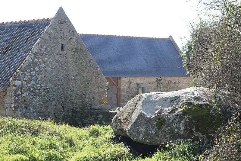Foto de Dolmen, en Kerlud - XIIIfromTOKYO - © Creative Commons (https://creativecommons.org/licenses/by-sa/4.0/deed.fr)