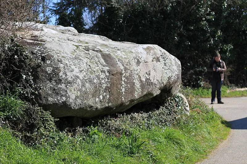 Foto de Dolmen, en Kerlud - XIIIfromTOKYO - © Creative Commons (https://creativecommons.org/licenses/by-sa/4.0/deed.fr)