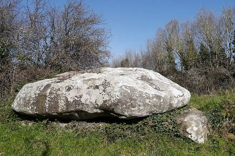 Photo de Dolmen, à Kerlud - Poulpy - © Creative Commons (https://creativecommons.org/licenses/by-sa/4.0/deed.fr)