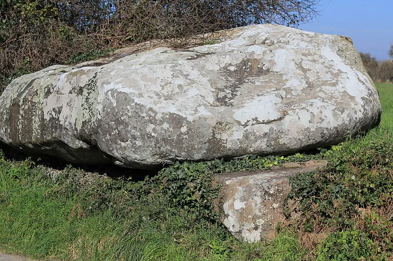 Foto de Dolmen, en Kerlud - XIIIfromTOKYO - © Creative Commons (https://creativecommons.org/licenses/by-sa/4.0/deed.fr)