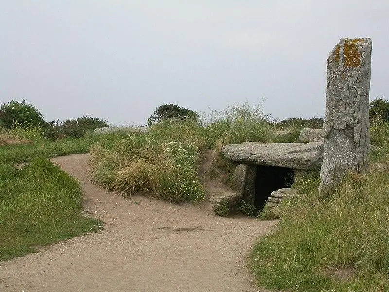 Photo de Dolmen des Pierres-Plates - Jean-Charles GUILLO - © Creative Commons (https://creativecommons.org/licenses/by-sa/4.0/deed.fr)