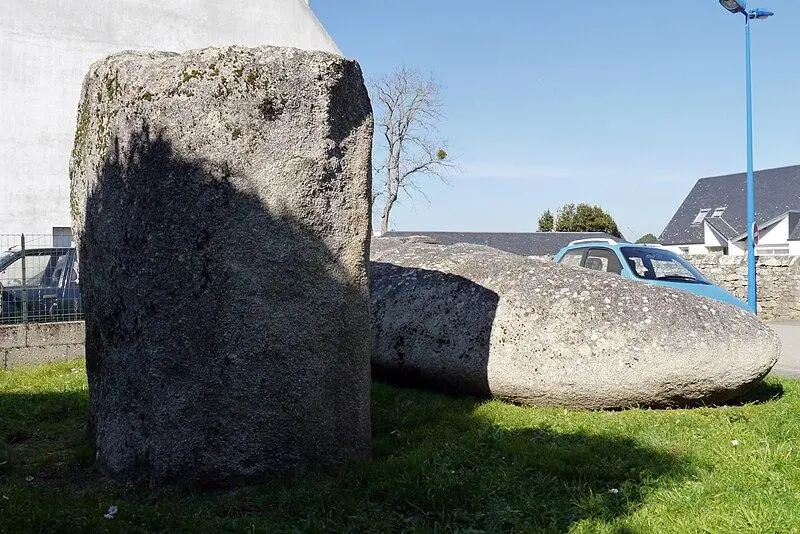 Photo de Menhir couché dit Men-Bronso - Poulpy - © Creative Commons (https://creativecommons.org/licenses/by-sa/4.0/deed.fr)