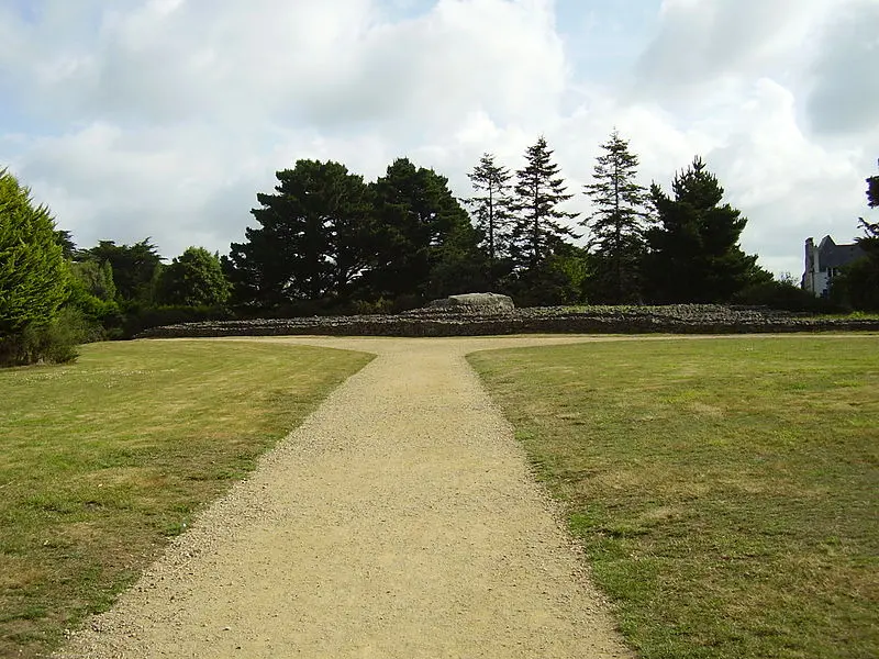 Picture of Tumulus - Kamel15 - © Creative Commons (https://creativecommons.org/licenses/by-sa/4.0/deed.fr)