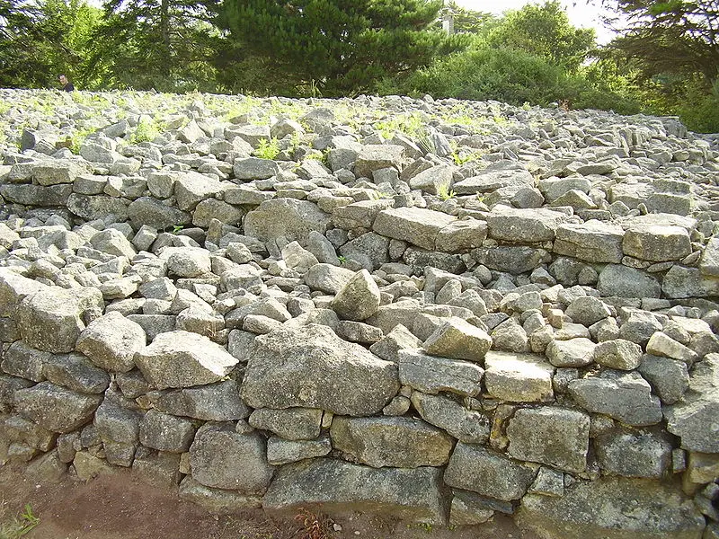 Picture of Tumulus - Kamel15 - © Creative Commons (https://creativecommons.org/licenses/by-sa/4.0/deed.fr)