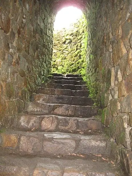 Photo de Tumulus avec dolmen du Mamé-er-Hroëk, dit aussi du Ruyk - Gerhard Haubold - © Creative Commons (https://creativecommons.org/licenses/by-sa/4.0/deed.fr)