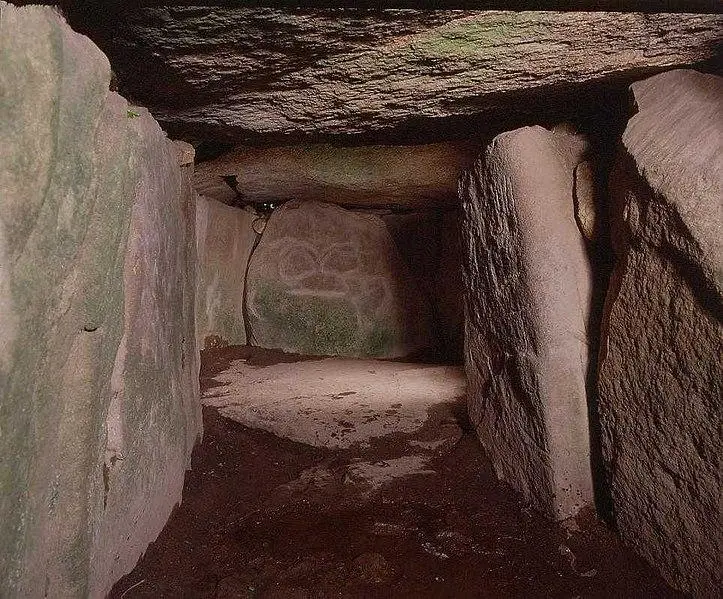 Foto von Tumulus mit Dolmen aus dem Mané-nélud - Jean-Charles GUILLO - © Creative Commons (https://creativecommons.org/licenses/by-sa/4.0/deed.fr)