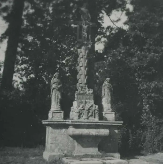Picture of Calvary on base and altar - POP Plateforme Ouverte du Patrimoine / Base Mérimée - © Ministère de la Culture (France), Médiathèque du patrimoine et de la photographie, tous droits réservés