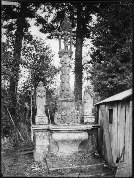 Picture of Calvary on base and altar - POP Plateforme Ouverte du Patrimoine / Base Mérimée - © Ministère de la Culture (France), Médiathèque du patrimoine et de la photographie, diffusion GrandPalaisRmn Photo