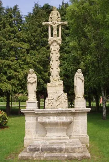 Picture of Calvary on base and altar - Jean Jan - © Creative Commons (https://creativecommons.org/licenses/by-sa/4.0/deed.fr)