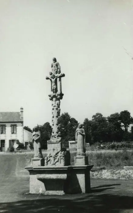 Picture of Calvary on base and altar - POP Plateforme Ouverte du Patrimoine / Base Mérimée - © Ministère de la Culture (France), Médiathèque du patrimoine et de la photographie, tous droits réservés