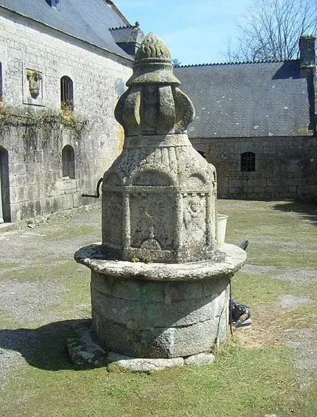 Picture of Kerhoh well - Jean Jan - © Creative Commons (https://creativecommons.org/licenses/by-sa/4.0/deed.fr)