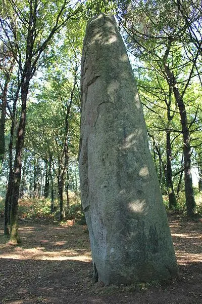 Photo de Menhir dit Men-Bras-de-Kermar-Ker - XIIIfromTOKYO - © Creative Commons (https://creativecommons.org/licenses/by-sa/4.0/deed.fr)