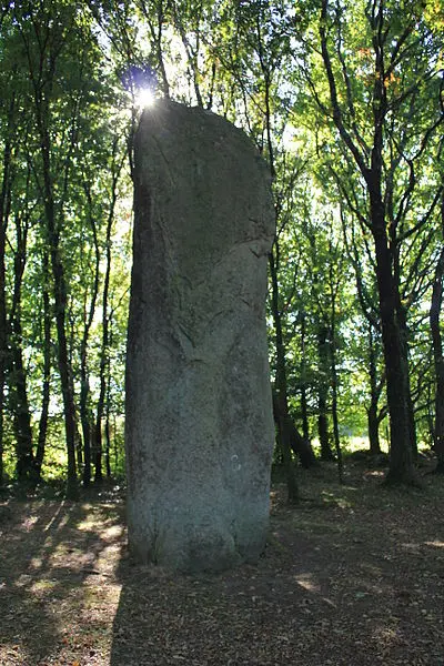 Foto de Menhir dit Men-Bras-de-Cheermar-Berker - XIIIfromTOKYO - © Creative Commons (https://creativecommons.org/licenses/by-sa/4.0/deed.fr)