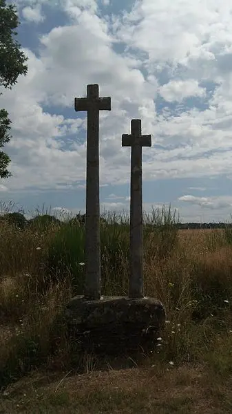 Foto von Zwei monolithische Kreuze mit gemeinsamer Basis - Votre pseudonyme ici - © Creative Commons (https://creativecommons.org/licenses/by-sa/4.0/deed.fr)