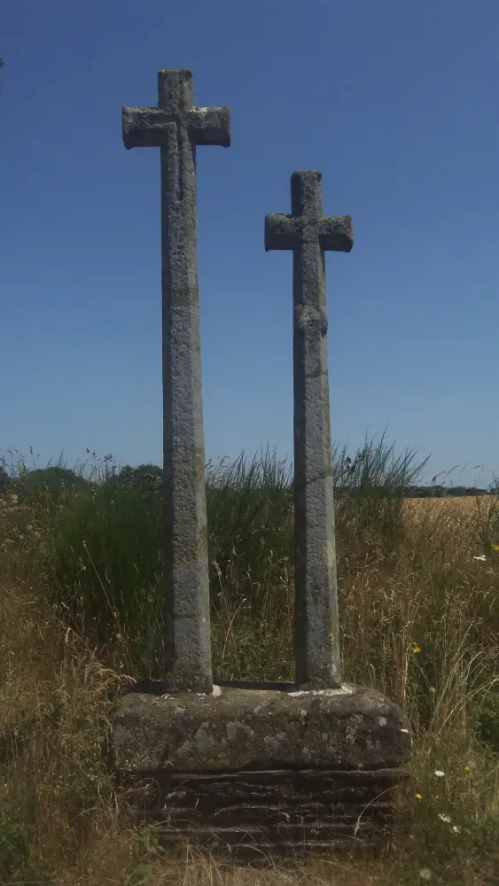 Foto von Zwei monolithische Kreuze mit gemeinsamer Basis - Sous licence Creative Commons (https://creativecommons.org/licenses/by-sa/4.0/deed.fr) - Par Votre pseudonyme ici - © Creative Commons (https://creativecommons.org/licenses/by-sa/4.0/deed.fr)