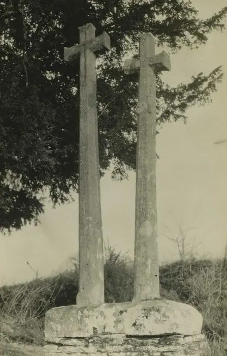 Foto von Zwei monolithische Kreuze mit gemeinsamer Basis - POP Plateforme Ouverte du Patrimoine / Base Mérimée - © Ministère de la Culture (France), Médiathèque du patrimoine et de la photographie, tous droits réservés