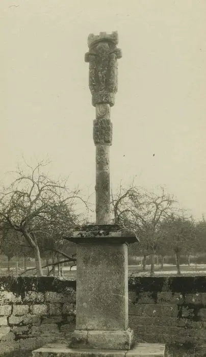 Photo de Croix du 16e siècle - POP Plateforme Ouverte du Patrimoine / Base Mérimée - © Ministère de la Culture (France), Médiathèque du patrimoine et de la photographie, tous droits réservés
