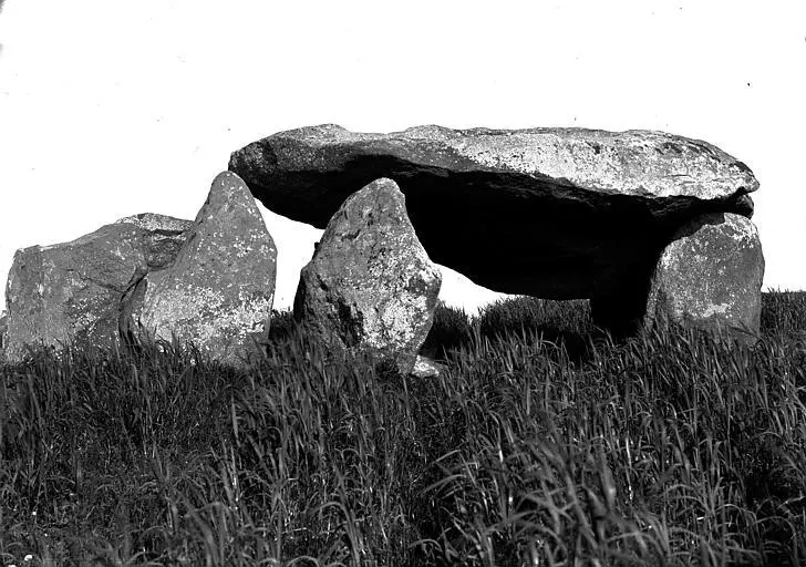 Photo de Dolmen de Kergarat, ou Kervagat - Zacharie Le Rouzic (1864–1939) Descriptionphotogra - © Creative Commons (https://creativecommons.org/licenses/by-sa/4.0/deed.fr)