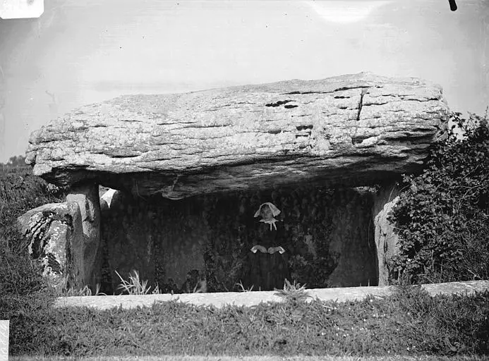 Photo de Dolmen de Runesto - Zacharie Le Rouzic (1864–1939) Descriptionphotogra - © Creative Commons (https://creativecommons.org/licenses/by-sa/4.0/deed.fr)