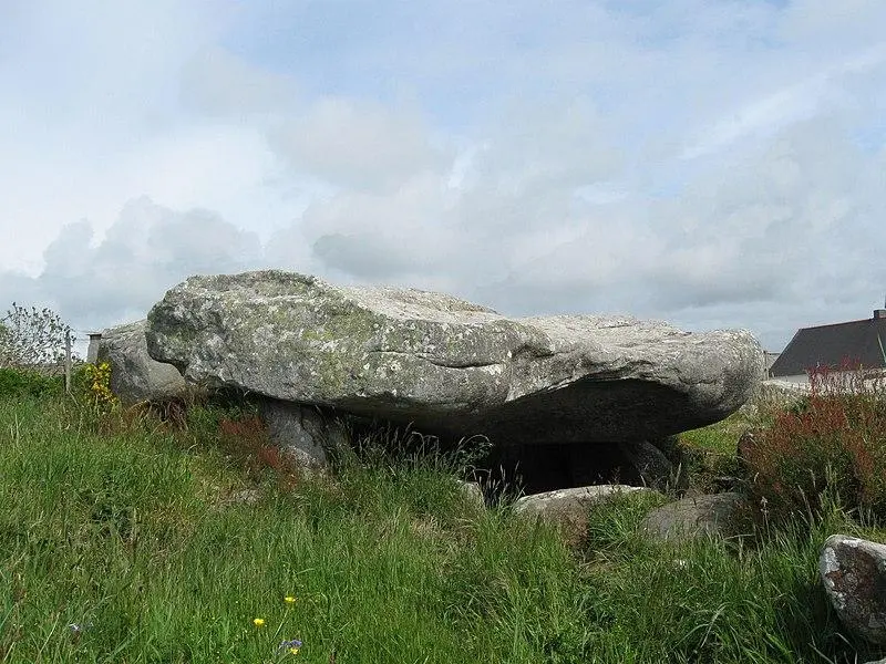 Photo de Trois dolmens dans le tumulus de Rondossec - Gerhard Haubold - © Creative Commons (https://creativecommons.org/licenses/by-sa/4.0/deed.fr)