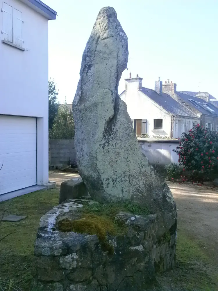 Picture of Menhir says of the town - Sous licence Creative Commons (https://creativecommons.org/licenses/by-sa/4.0/deed.fr) - Par Tsaag Valren - © Creative Commons (https://creativecommons.org/licenses/by-sa/4.0/deed.fr)
